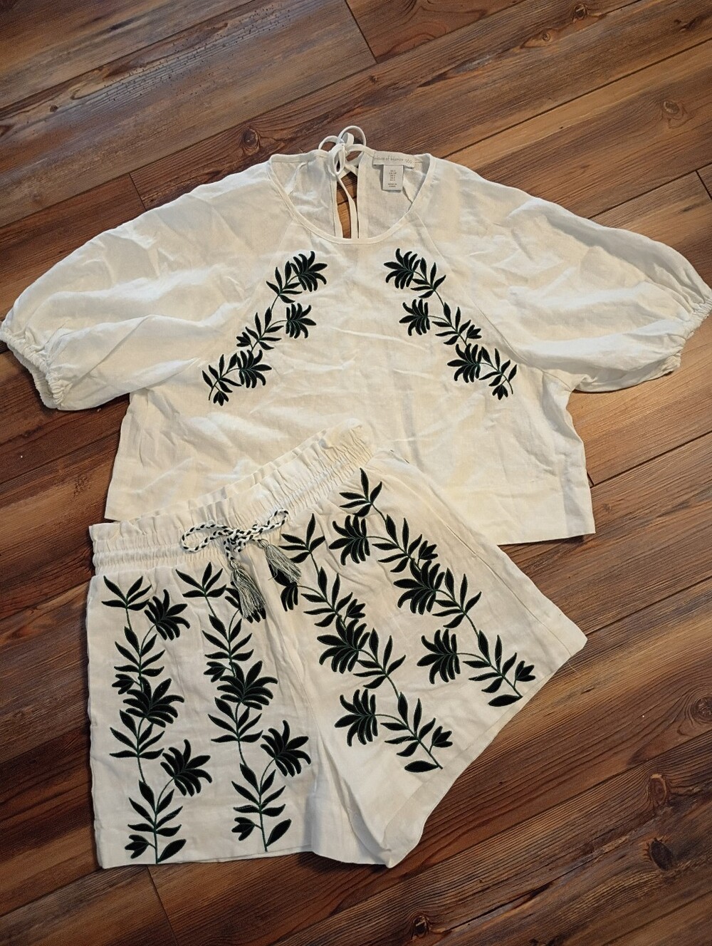 House of Harlow 1960 White Linen Shorts Set with Green Leaf Embroidery